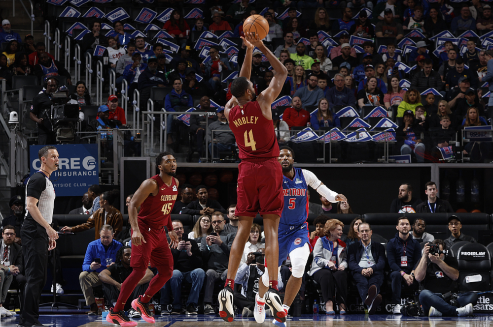 包含尼克斯惨遭马刺逆转，兰德尔空砍分难救主的词条